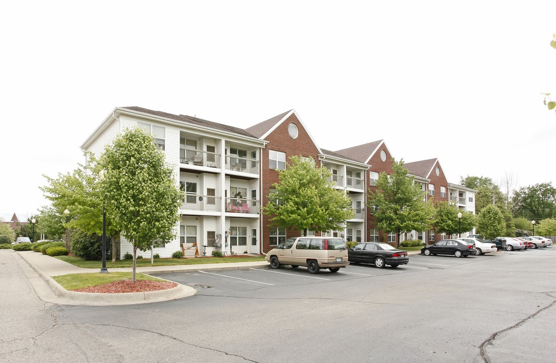 Millpond Manor in Fenton, MI - Foto de edificio