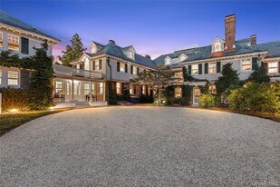 94 Quogue St in Quogue, NY - Building Photo