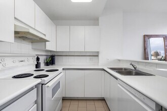 989 Nelson St in Vancouver, BC - Building Photo - Building Photo