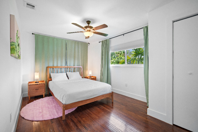 13721 N Miami Ave in Miami, FL - Foto de edificio - Building Photo