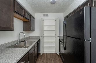 Hillcrest Green in Oklahoma City, OK - Building Photo - Building Photo