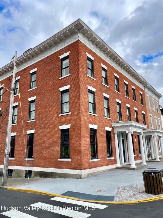 202 Warren St in Hudson, NY - Building Photo