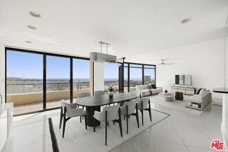 4267 Marina City Dr in Marina Del Rey, CA - Foto de edificio - Building Photo