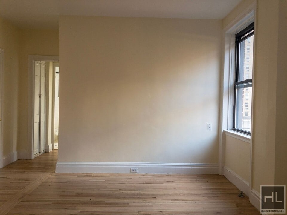 AMAZING ONE BEDROOM APARTMENT!! AMAZING DE in New York, NY - Building Photo