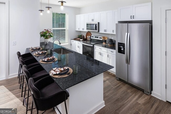 5617 Oak St in Fairburn, GA - Foto de edificio - Building Photo