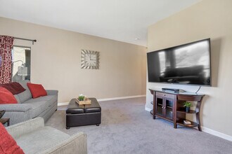 12132 Royal Birkdale Row in San Diego, CA - Foto de edificio - Building Photo