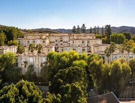 5260 Premiere Hls Dr in Los Angeles, CA - Building Photo