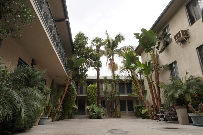 The Hobart Riviera Apartments in Los Angeles, CA - Foto de edificio - Building Photo