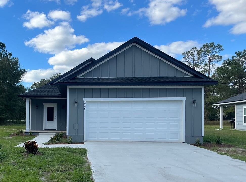 226 SW Cherry Blossom Way in Lake City, FL - Foto de edificio