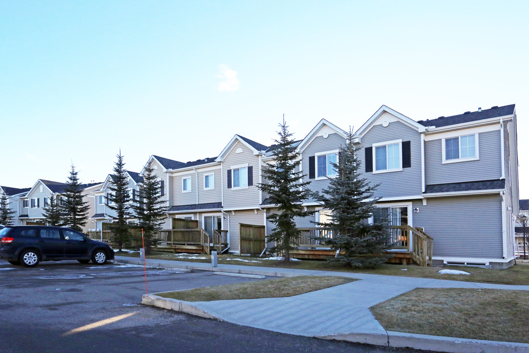 83 Country Village Gate NW in Calgary, AB - Building Photo