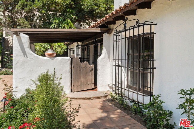 property at 1308 N Harper Ave