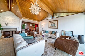 11508 Thurston Cir in Los Angeles, CA - Building Photo - Building Photo