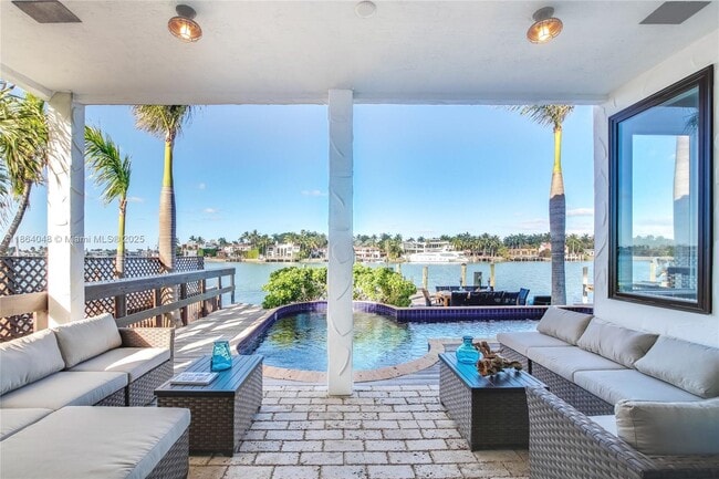property at 257 N Coconut Ln