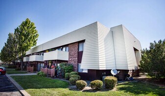 Cedar Run Apartments in Oregon, OH - Building Photo
