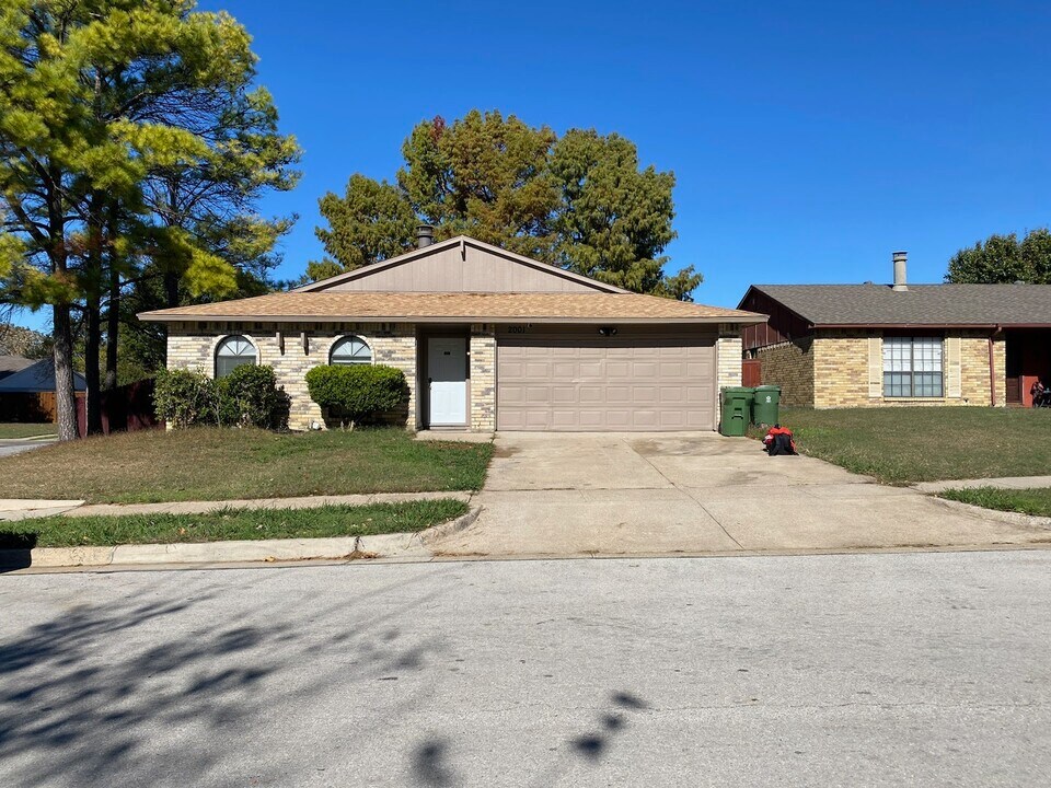 2001 Newbury Dr, Unit 1 in Arlington, TX - Building Photo