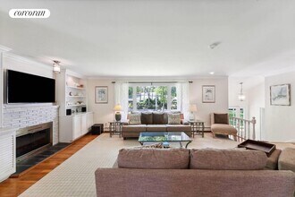 9 White Oak Ln in Westhampton, NY - Building Photo - Building Photo