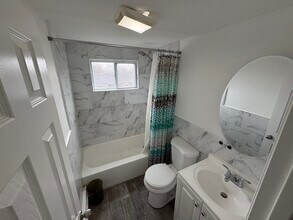 221 E Hoffman Ave, Unit 1 in Lindenhurst, NY - Foto de edificio - Building Photo