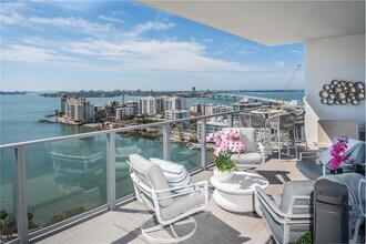 1155 N Gulfstream Ave in Sarasota, FL - Building Photo - Building Photo