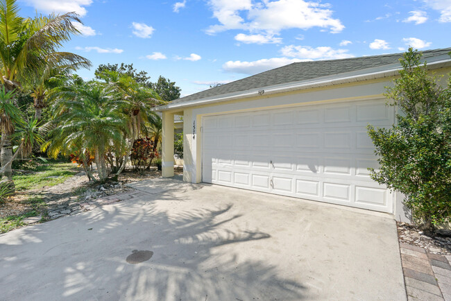 1574 SE Appamattox Terrace in Port St. Lucie, FL - Foto de edificio - Building Photo