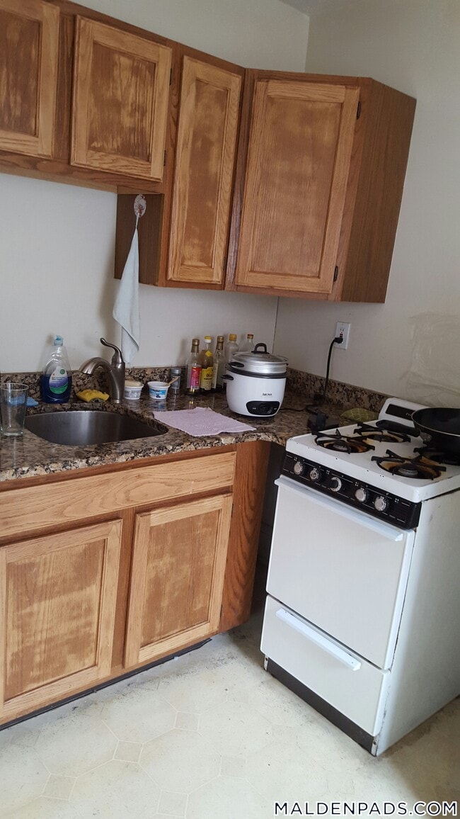 349 Pleasant St, Unit B1-7 in Malden, MA - Foto de edificio - Building Photo