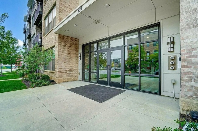 751 N 6th St, Unit 204 in Columbus, OH - Foto de edificio - Building Photo