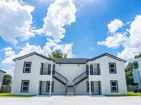 1725 Crystal Grove Dr in Lakeland, FL - Building Photo