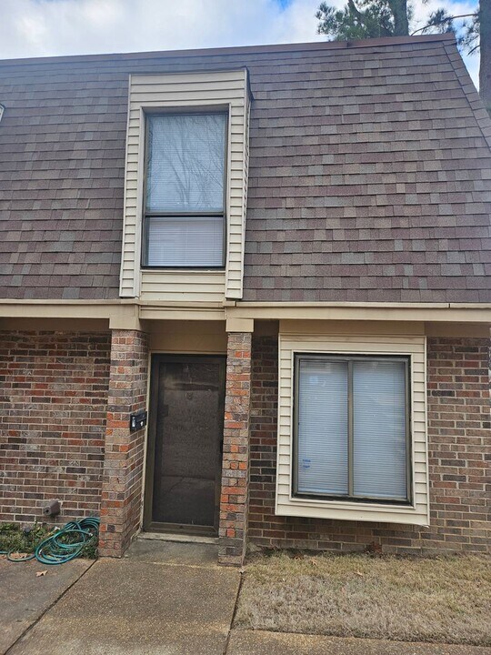 6561 Poplar Woods Cir E in Germantown, TN - Building Photo
