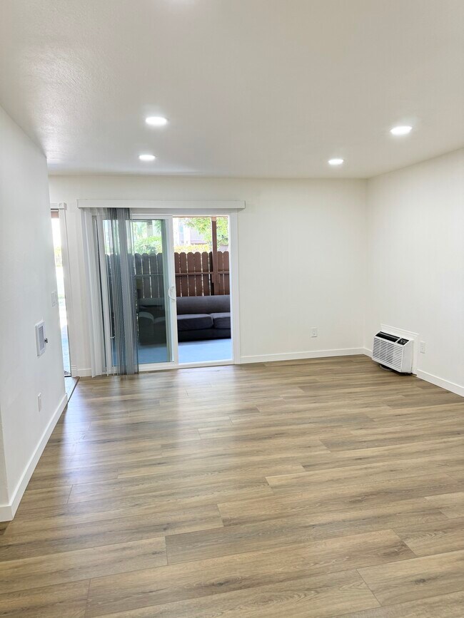 440 W Orangewood Ave in Anaheim, CA - Building Photo - Building Photo