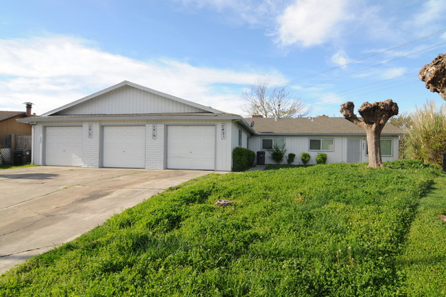 7417 Karlsberg Cor in Stockton, CA - Foto de edificio - Building Photo