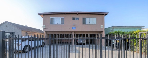 702 W 81st St in Los Angeles, CA - Building Photo