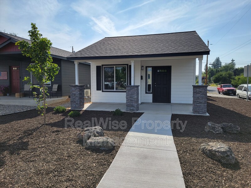 407 SW 11th St in Redmond, OR - Building Photo
