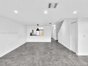 4770 NW 89th Ave in Sunrise, FL - Building Photo - Building Photo