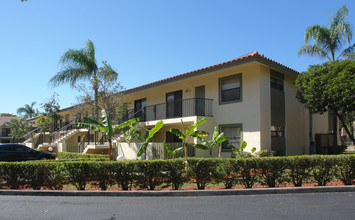 The Oakwood Apartments in Boca Raton, FL - Building Photo - Building Photo