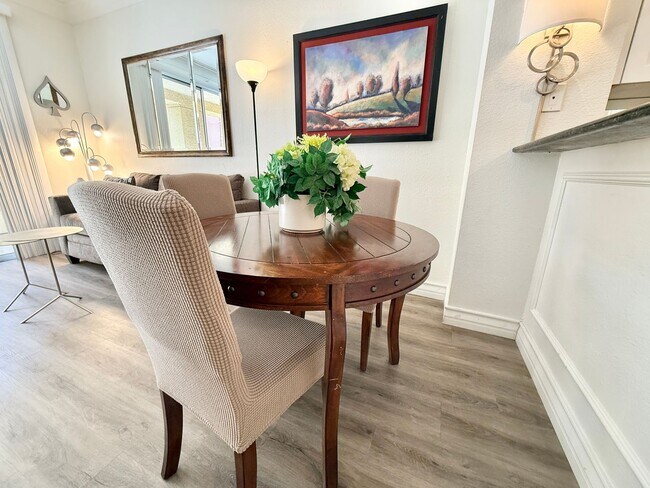 230 E Flamingo Rd in Las Vegas, NV - Building Photo - Building Photo