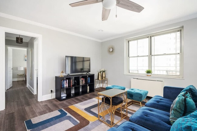 300 W Peachtree St NW