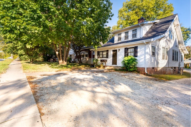 1504 W Friendly Ave in Greensboro, NC - Foto de edificio - Building Photo