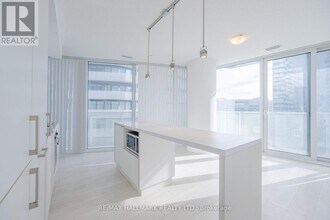 100 Harbour St in Toronto, ON - Building Photo - Building Photo