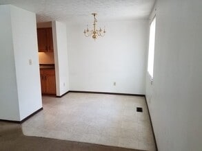 1299 Hilltop Cir, Unit 101 in Troy, OH - Building Photo - Building Photo