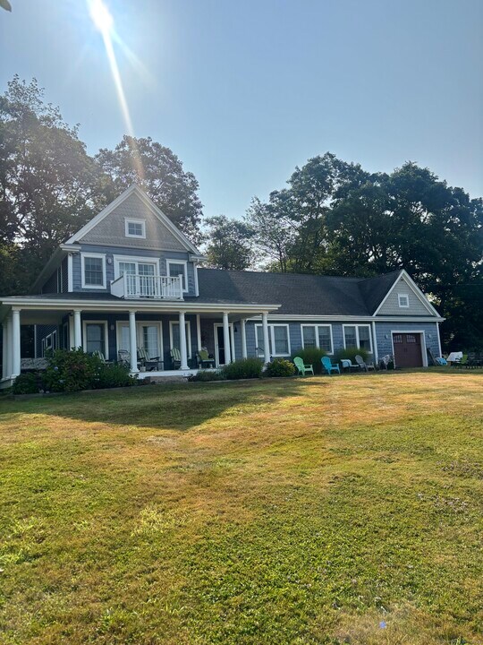 138 Old Black Point Rd in East Lyme, CT - Building Photo
