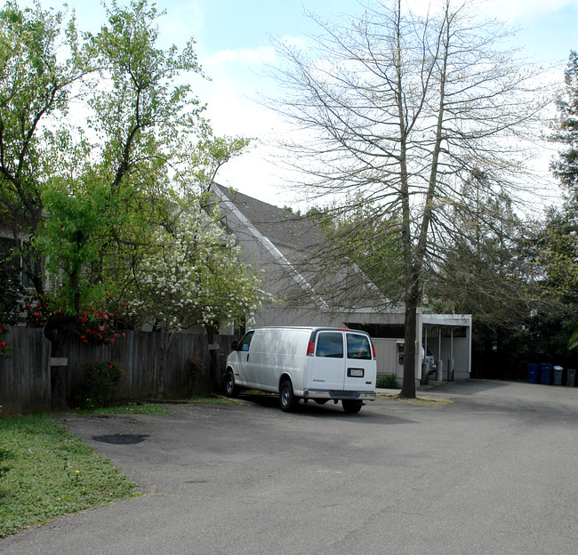 523 Prince Ave in Healdsburg, CA - Building Photo - Building Photo