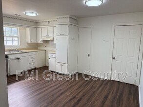 321 W 62nd Pl N in Tulsa, OK - Building Photo - Building Photo