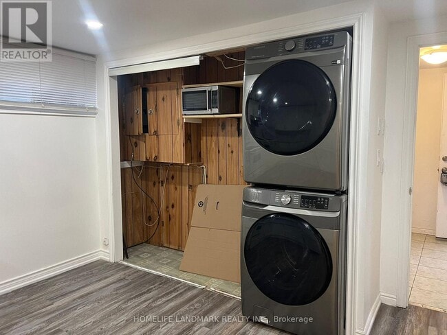 25 Navaho Dr in Toronto, ON - Building Photo - Building Photo