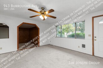 943 Burroughs Ave in Oak Harbor, WA - Building Photo - Building Photo