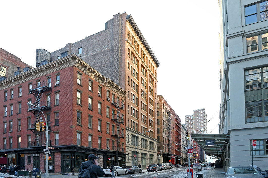 20-26 N Moore St in New York, NY - Building Photo