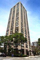 70 W Burton Pl in Chicago, IL - Building Photo