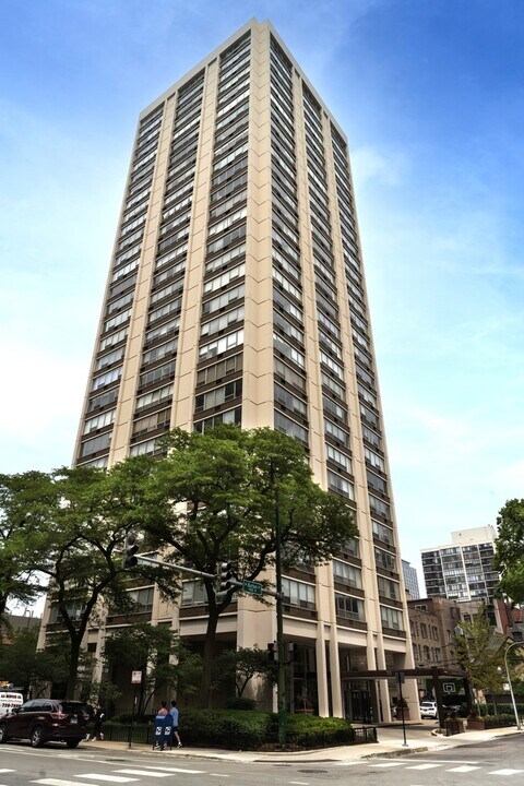 70 W Burton Pl in Chicago, IL - Building Photo