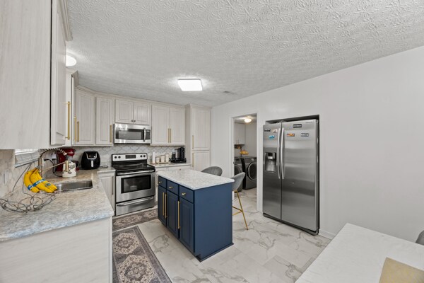 7210-7212-7212 Feather Ct in Reynoldsburg, OH - Foto de edificio - Building Photo