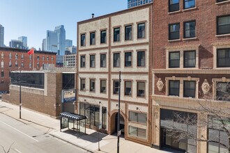 670 N Clark St in Chicago, IL - Building Photo - Building Photo