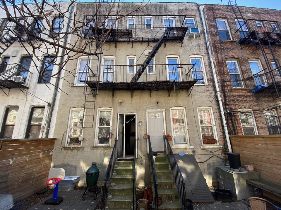 1711 Palmetto St in Ridgewood, NY - Building Photo