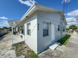 908 14th St in West Palm Beach, FL - Building Photo
